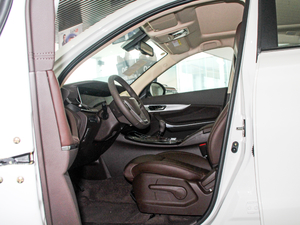 2018款1.6T 手动精英型 前排空间