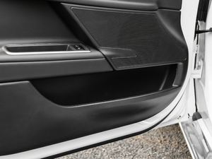 2019款2.0T 200PS 精英版 前门储物空间