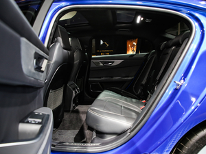 2020款2.0T 250PS 豪华运动版 后排空间