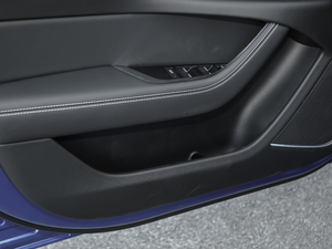 2020款2.0T 200PS 进取运动版 前门储物空间