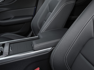 2020款2.0T 200PS 进取运动版 中央扶手箱