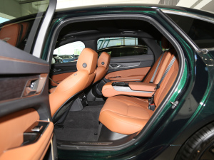 2021款2.0T P300 四驱旗舰运动版 后排空间