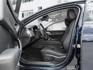 2021款2.0T P200 两驱精英豪华版 前排空间