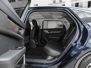 2021款2.0T P200 两驱精英豪华版 后排空间