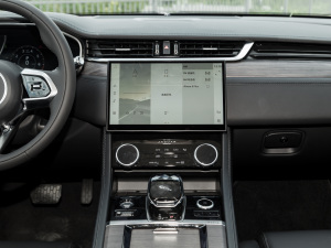 2021款2.0T P200 两驱精英豪华版 中控台