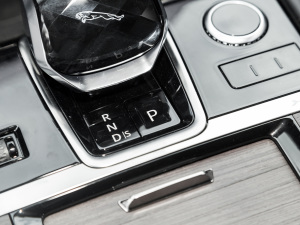 2021款2.0T P200 两驱精英豪华版 驻车制动器