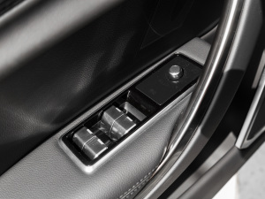 2021款2.0T P200 两驱精英豪华版 主驾车窗控制区	