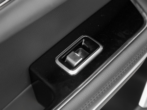 2021款2.0T P200 两驱精英豪华版 后排车窗控制区