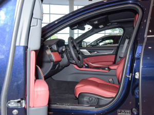 2021款2.0T P250 两驱精英运动版 前排空间