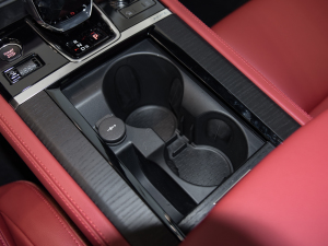 2021款2.0T P250 两驱精英运动版 前排杯架