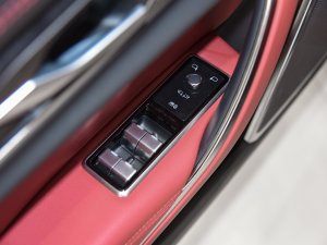 2021款2.0T P250 两驱精英运动版 主驾车窗控制区	