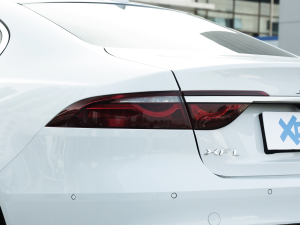 2022款2.0T P250 两驱精英运动版 尾灯