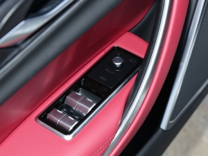 2022款2.0T P250 两驱精英运动版 主驾车窗控制区	