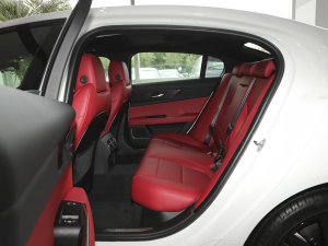 2021款2.0T 250PS 曜黑运动版 后排空间