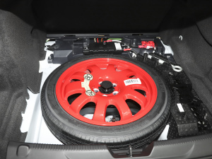 2021款2.0T 250PS 曜黑运动版 备胎