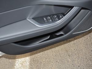 2021款2.0T 200PS R-DYNAMIC 青春运动版 前门储物空间