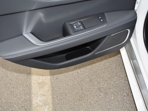 20212.0T 200PS R-DYNAMIC ഺ\Ӱ g