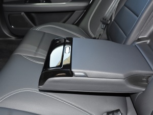 2021款2.0T 200PS R-DYNAMIC 青春运动版 后排中央扶手