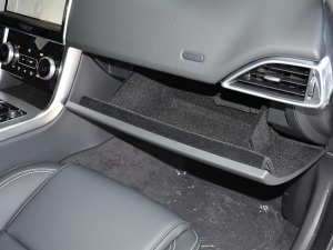2021款2.0T 200PS R-DYNAMIC 青春运动版 手套箱