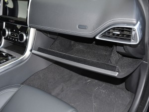 2021款2.0T 250PS R-DYNAMIC S进取运动版 手套箱