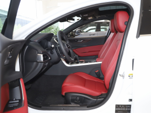 2021款2.0T 250PS R-DYNAMIC S进取运动版 前排空间