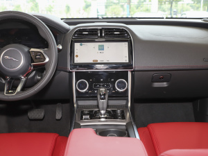 2021款2.0T 250PS R-DYNAMIC S进取运动版 中控台