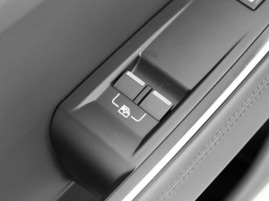 2021款2.0T 250PS S进取优雅版 后排车窗控制区