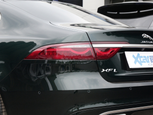 2022款2.0T P250 两驱尊享豪华版 尾灯