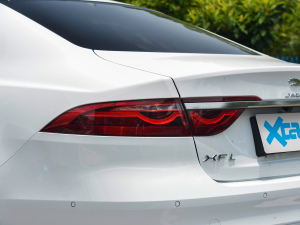 2022款2.0T P200 两驱精英豪华版 尾灯