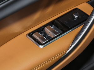 20232.0T P250 򌾫Ӣ\Ӱ п؅^