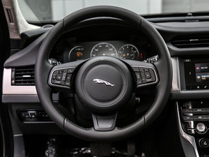 2017款2.0T 240PS 尊享版 方向盘
