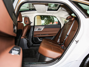 2017款2.0T 240PS 豪华版 后排空间