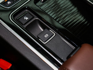 2017款2.0T 200PS 精英版 驻车制动器
