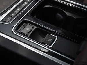 2017款2.0T 240PS 尊享版 中控区