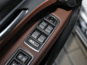 2017款2.0T 200PS 豪华版 主驾车窗控制区	