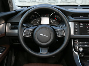 2017款2.0T 200PS 豪华版 方向盘