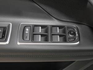 2018款2.0T 250PS 豪华版 主驾车窗控制区	