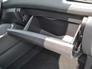 2018款1.5T 自动智慧型 5座 手套箱