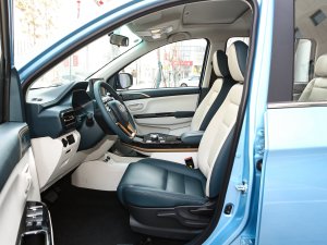 2023款EDi 1.5L 豪华型 7座 前排空间