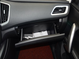 2016款1.5T 手动豪华型 手套箱