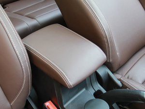 2017款1.3T 手动豪华型 中央扶手箱