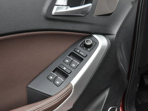 2017款1.3T 手动豪华型 主驾车窗控制区	