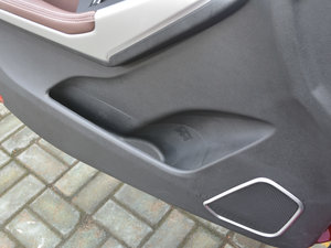 2017款1.3T 手动舒适型 前门储物空间