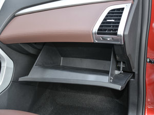 2017款1.3T 手动舒适型 手套箱