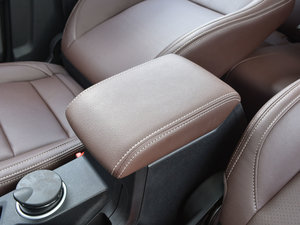 2017款1.3T 手动舒适型 中央扶手箱