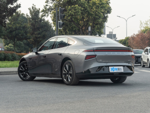 2022款670E+ 左后45度
