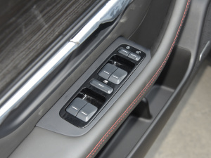 2022款670E+ 主驾车窗控制区	