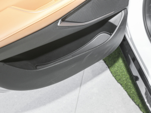 2022款550E 后门储物空间