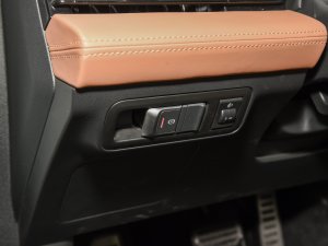 2022款460E+ 驻车制动器