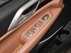2022款460E+ 主驾车窗控制区	